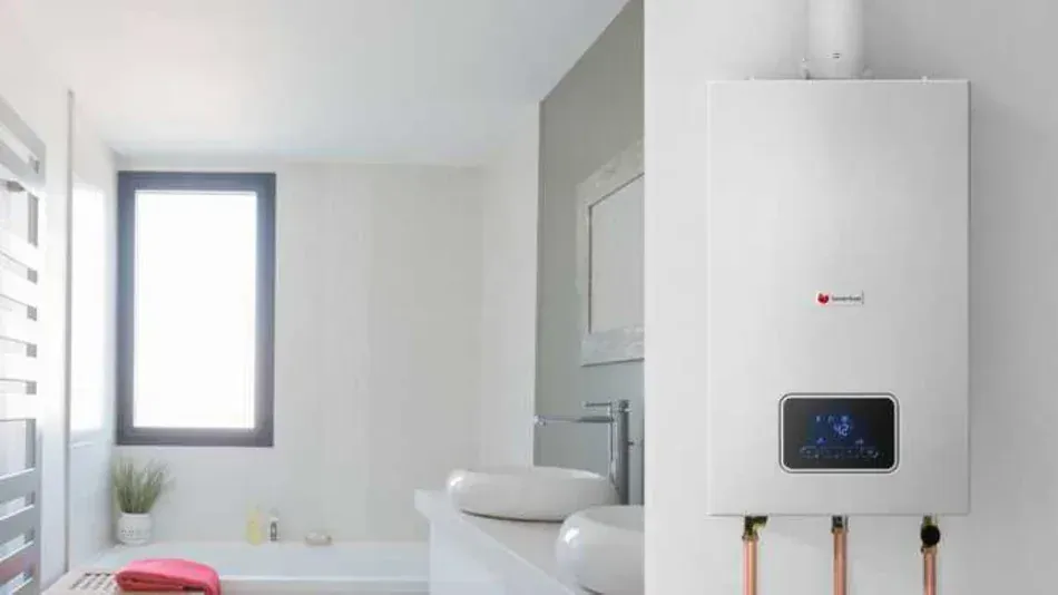 Chauffe-eau électrique mural installé dans une salle de bain à Houilles